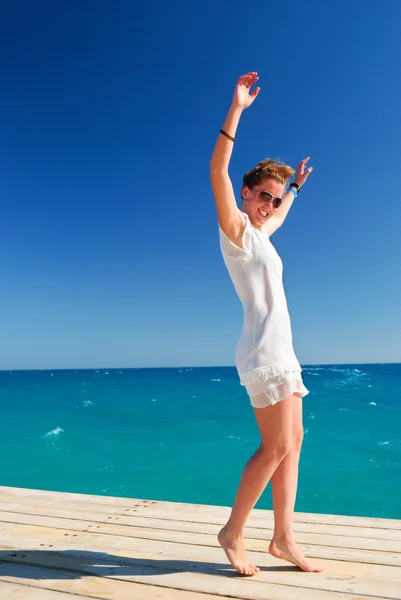 Schöne schlanke Frau tanzt am Meer — Stockfoto