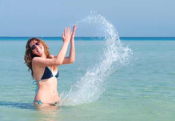 Śmieszne kobieta splasing w morzu — Zdjęcie stockowe