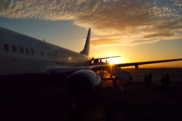 Flugzeug bei Sonnenuntergang besteigen — Stockfoto