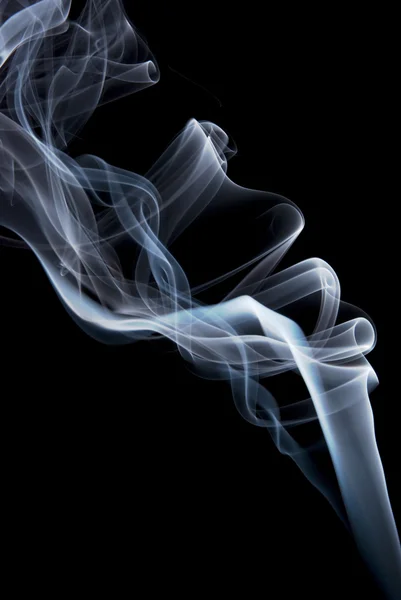 Fumo azul isolado sobre fundo preto — Fotografia de Stock
