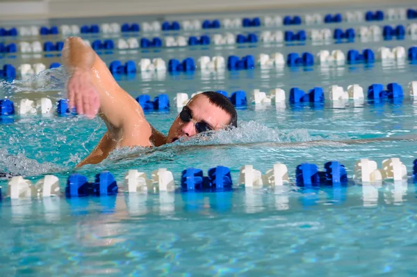 Человек плавает, используя ползание. — стоковое фото