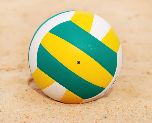 Kum plaj voleybol topu — Stok fotoğraf