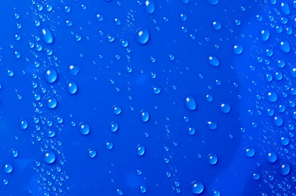 Mavi su damlaları cama düşer — Stok fotoğraf