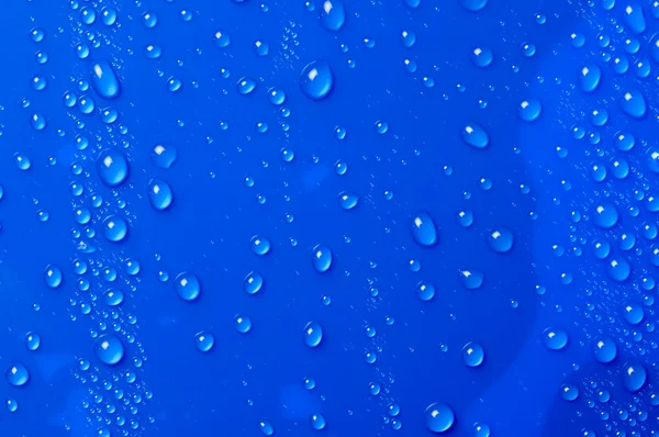 Gouttes d'eau bleue sur verre — Photo