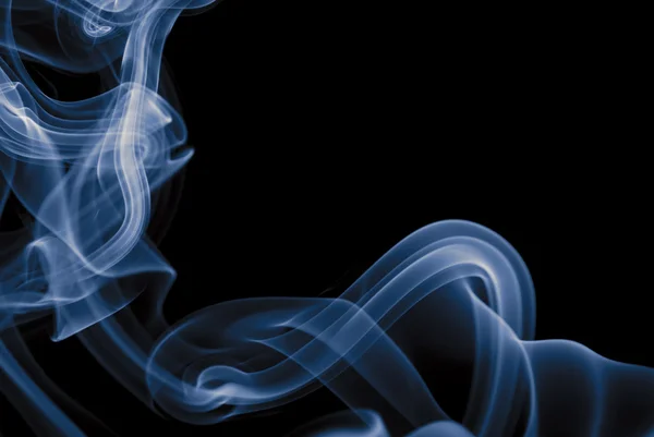 Niebieski dym izolowany na czarnym tle — Zdjęcie stockowe