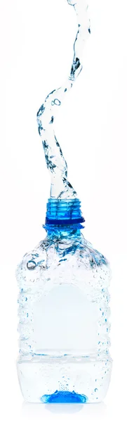 Νερό ρίχνει έξω από το μπουκάλι — Φωτογραφία Αρχείου
