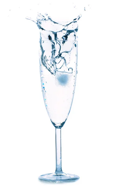 흰색에 분리 된 물컵에 물을 튀기는 모습 — 스톡 사진