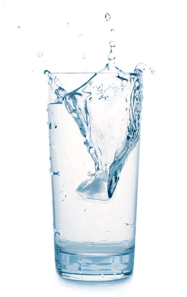 Spritzer im Wasserglas isoliert auf weiß — Stockfoto