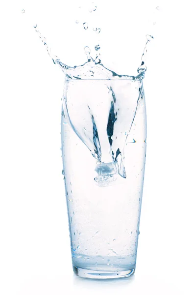 Spruzzata in vetro d'acqua isolata su bianco — Foto Stock