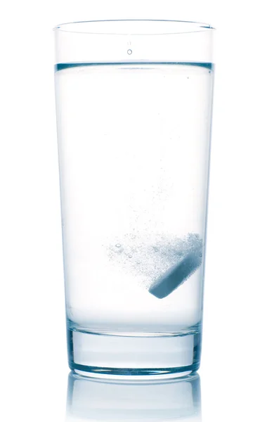 Планшет у склянці для води ізольований на білому — стокове фото