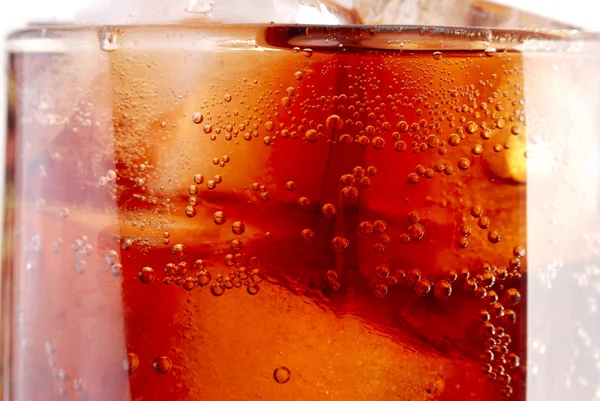 Gros plan d'un verre de cola — Photo