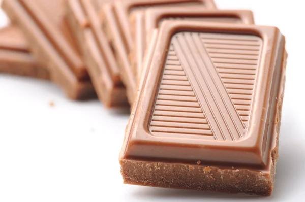 Barras de chocolate aisladas en blanco — Foto de Stock