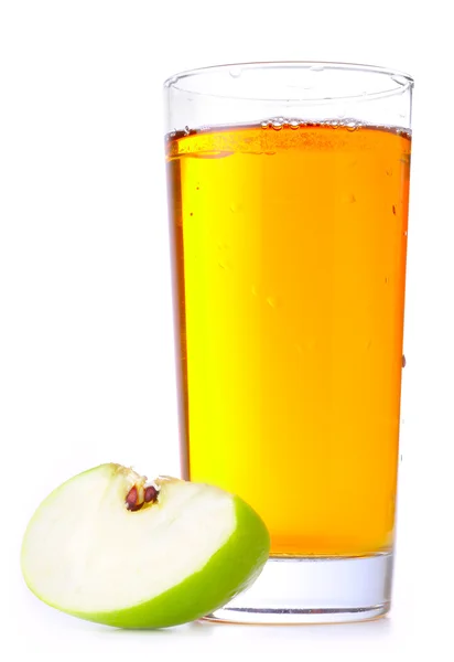Pohár almalé és a zöld alma elszigetelt o — Stock Fotó