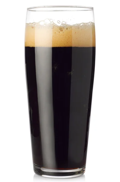 Donker bier op wit wordt geïsoleerd glas — Stockfoto