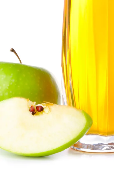 Ποτήρι χυμό μήλου και απομονωμένες o πράσινα μήλα — Φωτογραφία Αρχείου