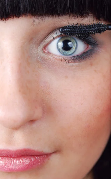 Close-up van een vrouw toepassing van mascara — Stockfoto