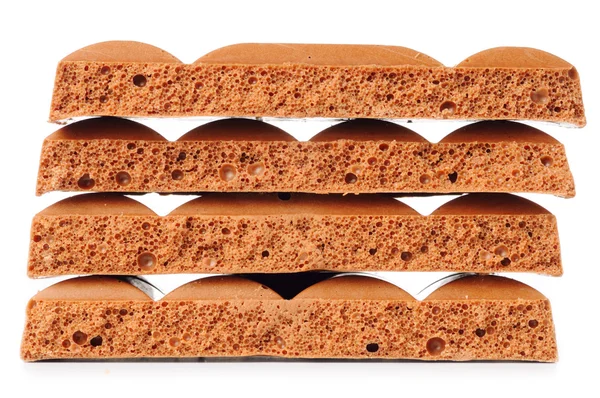 Barras de chocolate poroso isolado em branco — Fotografia de Stock