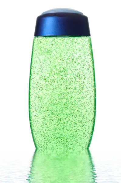 Groene douchegel in water geïsoleerd op wit — Stockfoto