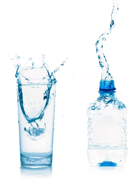 Vodní sklo a láhev izolovaných na bílém — Stock fotografie