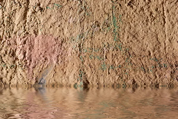 Grunge-Wand im Wasser — Stockfoto