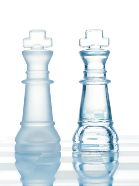 国际象棋玻璃透明王上白色隔离 — 图库照片