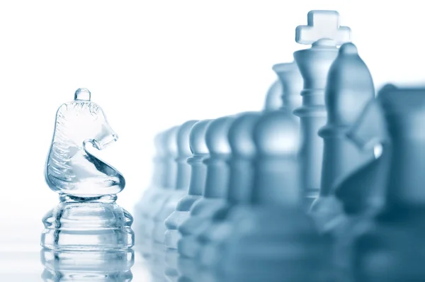 白色孤立的透明玻璃国际象棋 — 图库照片