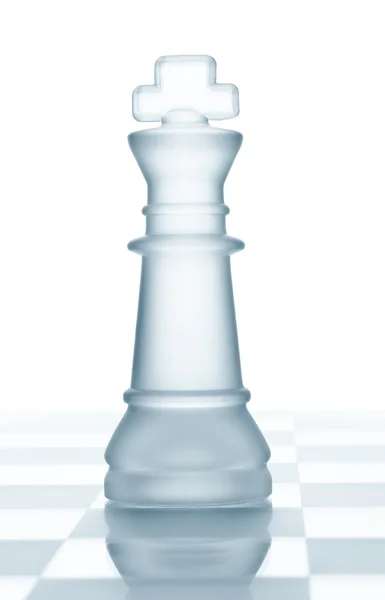 Schack glas genomskinlig kung isolerad på vit — Stockfoto