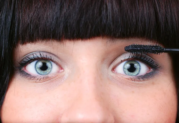 Closeup of a woman applying mascara — Stock Photo, Image