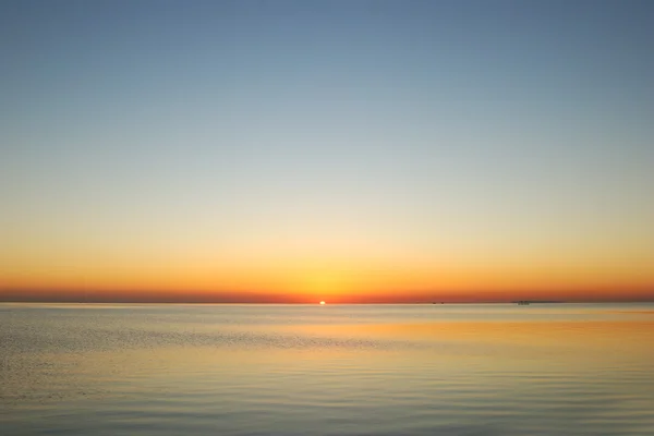 Схід сонця у морі — стокове фото