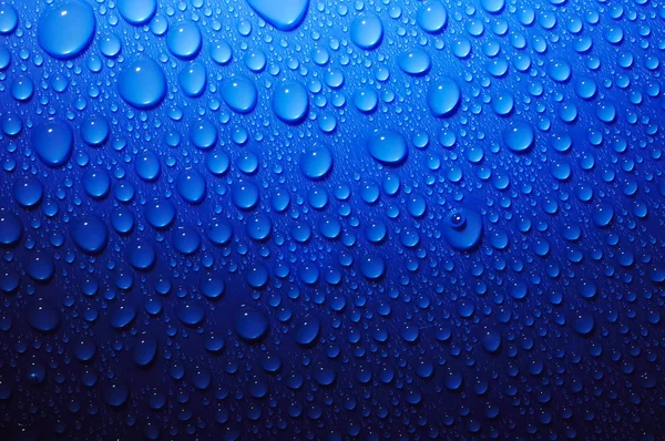 Μπλε σταγόνες νερού στο γυαλί — Φωτογραφία Αρχείου