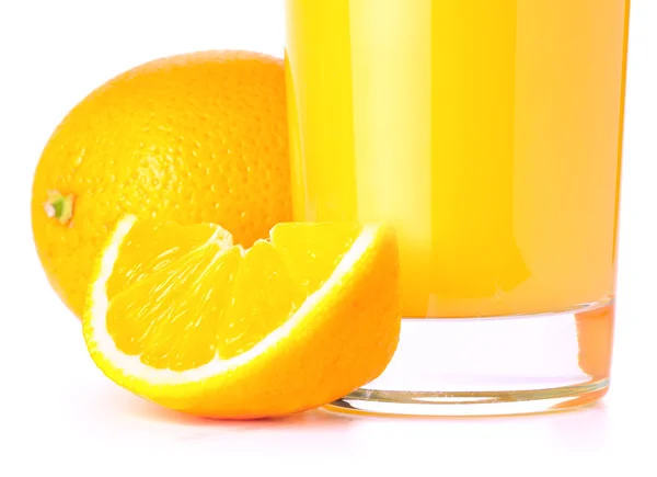 Suco de laranja e fatia isolada em branco — Fotografia de Stock