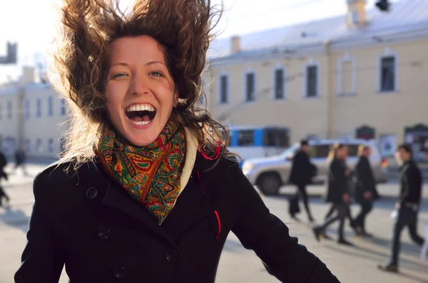 Směje se ženou na jaře město ulice — Stock fotografie