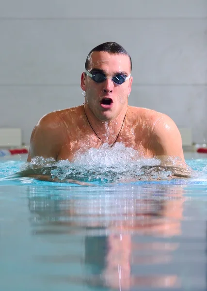 Άνθρωπος κολυμπά χρησιμοποιώντας το πρόσθιο εγκεφαλικό επεισόδιο στην εσωτερική πισίνα — Φωτογραφία Αρχείου
