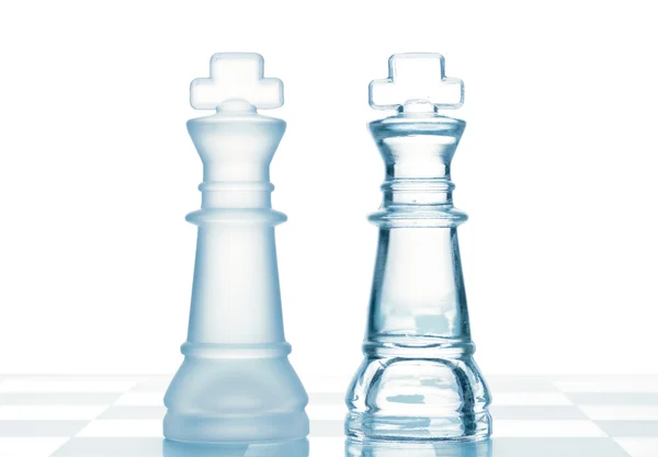Schachglas transparente Könige isoliert auf weiß — Stockfoto