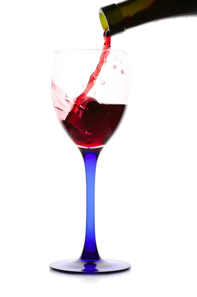 Rött vin flödar från en grön flaska till ett glas. — Stockfoto