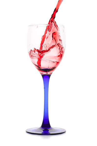 Красное вино течёт в стакан. Изолированные на белом — стоковое фото