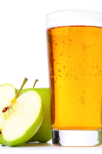 Kieliszek soku jabłkowego i zielone jabłka na białym tle o — Zdjęcie stockowe