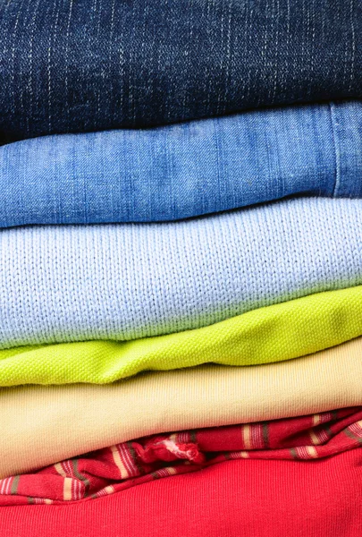 Pilha de roupas masculinas multicoloridas — Fotografia de Stock