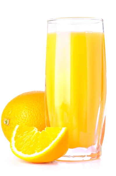 Apelsinjuice och skiva isolerad på vit — Stockfoto