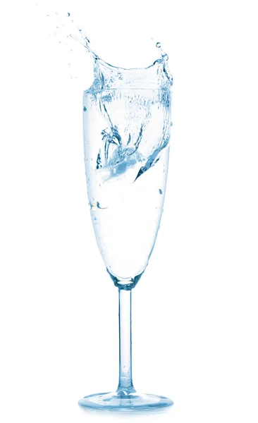 Respingo em vidro de água isolado em branco — Fotografia de Stock
