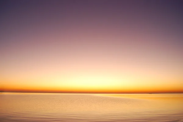 Fioletowy wschód słońca w morzu — Zdjęcie stockowe