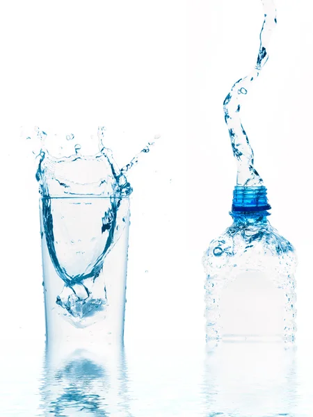 水玻璃和瓶上白色隔离 — 图库照片