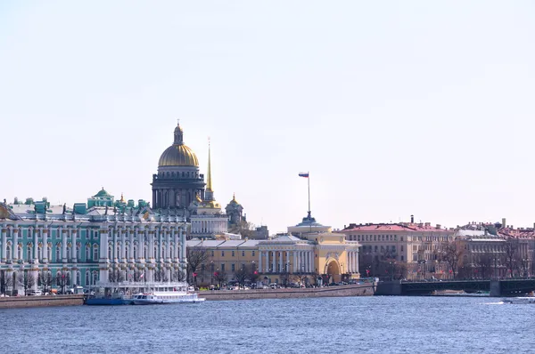 Terraplén de Dvortsovaya en San Petersburgo, Russ — Foto de Stock