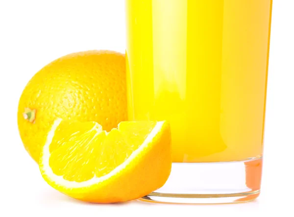 Orangensaft und Scheibe isoliert auf weiß — Stockfoto