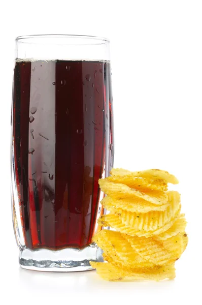 Chips en cola glas — Stockfoto