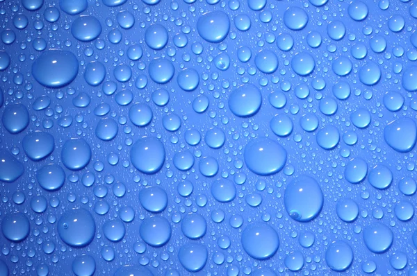 Blauw water druppels op glas — Stockfoto