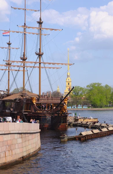 stock image Frigate near Peter and Paul cathedral