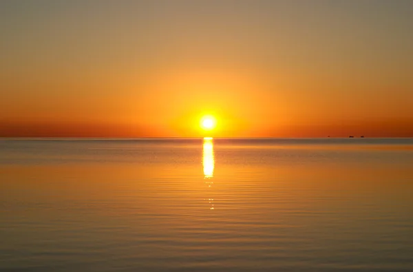 Wschód słońca w morzu, — Zdjęcie stockowe