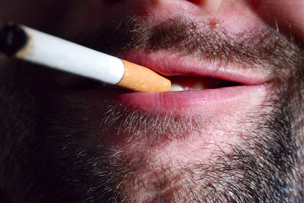 Fumador sin afeitar — Foto de Stock