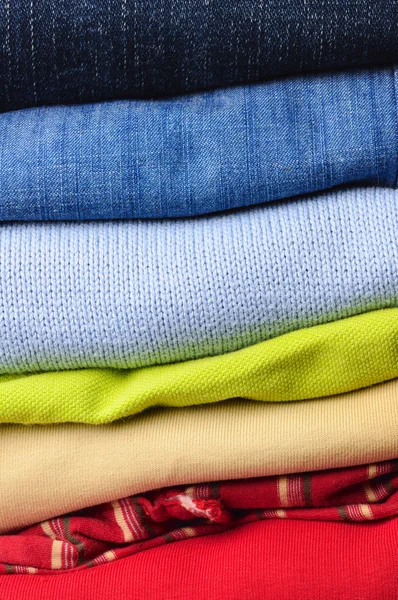Pilha de roupas masculinas multicoloridas — Fotografia de Stock